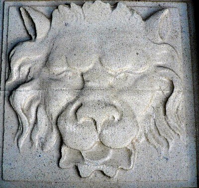 Sculpture tête de lion en pierre pour une fontaine